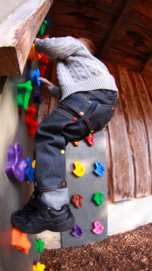 Habiller ses enfants autrement : quand un pantalon peut vraiment durer